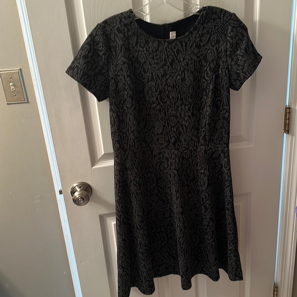 Loft size 6 grey and black print dress
